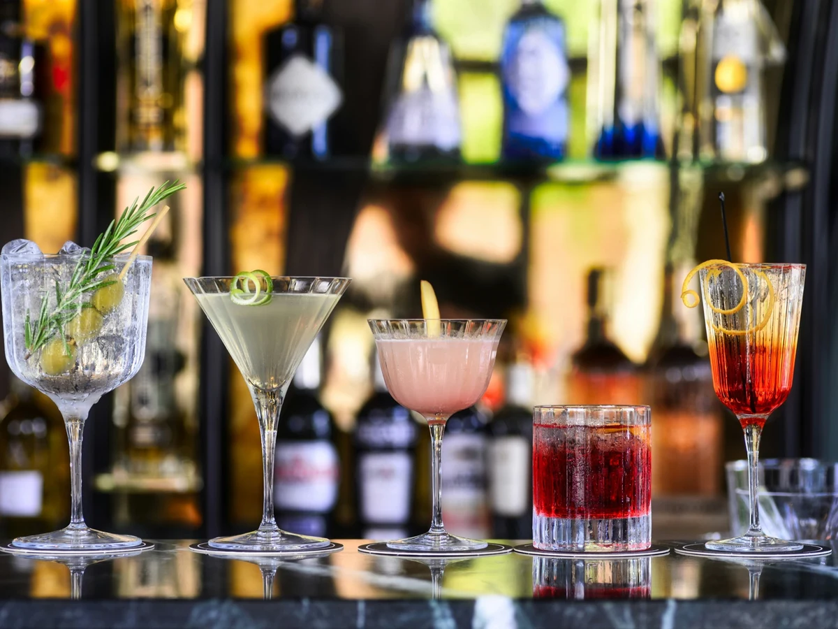 Servizio cocktail in lounge bar di hotel